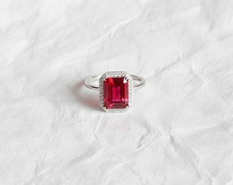 エメラルドカットのラボグロウンルビーの婚約指輪、ダイヤモンドの