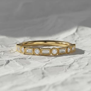 Bague en or 14 carats et diamants ronds cultivés en laboratoire : demi-éternité avec lunette millegrain