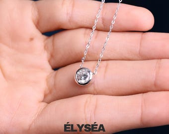 Collar solitario con diamantes cultivados en laboratorio y diamantes blancos engastados en oro de 14 quilates.