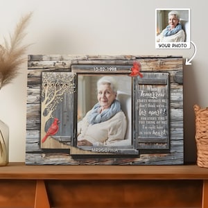 以下が含まれることがあります： 女性の写真、赤い鳥、テキスト「When Tomorrow Starts Without Me...」が特徴の、パーソナライズされた木製フレームキャンバスプリント。「10-02-1998」の日付も表示されています。