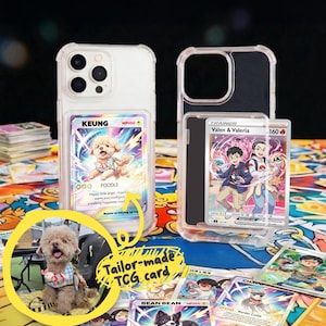 Op de afbeelding: Transparante telefoonhoesjes met aangepaste TCG-kaarten. Eén hoesje toont een kaart met een poedelillustratie en de naam "KEUNG". De andere toont een kaart met twee personen en de tekst "Valen & Valeria". De tekst "Tailor-made TCG card" is ook zichtbaar.