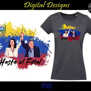 K&ouml;nnte beinhalten: Ein dunkelgraues T-Shirt mit einem farbenfrohen Grafikdesign, das zwei Personen zeigt, die ihre H&auml;nde in die Luft heben. Die Grafik enth&auml;lt eine gelbe, blaue und rote Flagge mit dem Text "Hasta el Final" in Rot und Wei&szlig;.