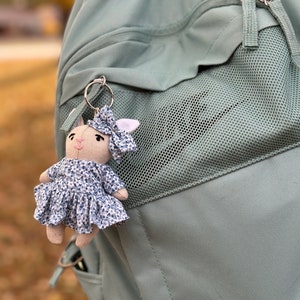 Schlüsselanhänger Puppe/Schlüsselanhänger Hase/Leinenpuppe/Stoffpuppe mit Kleidung/handgemachte Puppe/Schlüsselanhänger.