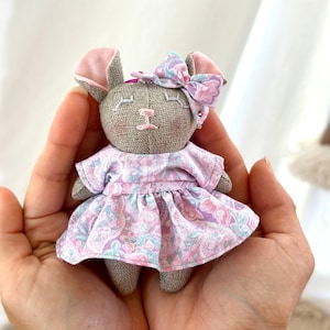 Schlüsselanhänger Puppe/Schlüsselanhänger Maus /Leinenpuppe/Stoffpuppe mit Kleidung/handgemachte Puppe/Schlüsselanhänger.