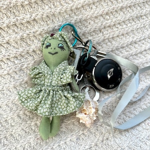 Schlüsselanhänger Puppe/Schlüsselanhänger Schildkröte/Leinenpuppe/Puppe mit Kleidung/Handgemachte Puppe/Schlüsselanhänger.