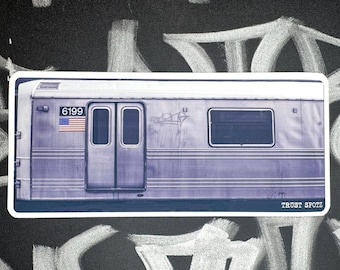 Puede incluir: Una pegatina que muestra una vista lateral de un vagón de metro, con el número 6199 y una bandera estadounidense. La pegatina tiene un borde blanco y el texto "TRUST SPOTZ" en la parte inferior. El fondo es negro con graffiti blanco.