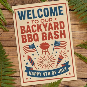 以下が含まれることがあります： 青と赤で「WELCOME TO OUR BACKYARD BBQ BASH」と書かれた長方形の看板。アメリカの国旗、グリル、花火、そして「HAPPY 4TH OF JULY」のイラストが描かれています。