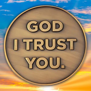Może przedstawiać: Okrągły, brązowy medalion z napisem "GOD I TRUST YOU." w wytłoczonych literach. Medalion ma subtelną, teksturowaną powierzchnię i podniesioną obwódkę. Tło przedstawia żywe niebo z chmurami i zachodem słońca.