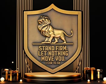 Puede incluir: Una placa dorada en forma de escudo con un relieve de un león de pie sobre el texto "STAND FIRM. LET NOTHING MOVE YOU. 1 COR 15:58". El escudo se exhibe sobre una base circular dorada y negra con cajas de regalo negras cerca.