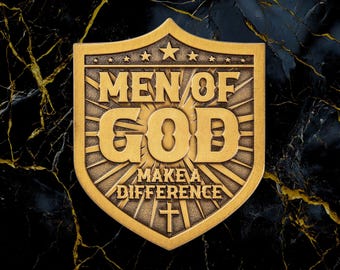 Puede incluir: Un emblema dorado en forma de escudo con las palabras "MEN OF GOD" en letras gruesas. Debajo, se lee "MAKE A DIFFERENCE" con una cruz en la parte inferior. El fondo es un patrón oscuro y veteado.