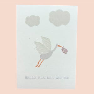 Karte zur Geburt Mädchen – Grußkarte | Postkarte mit Storch – Handillustrierte Babykarte in Pastellrosa – Kraftpapier & matt