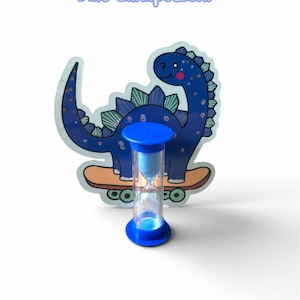 Könnte beinhalten: Ein Set aus drei Keramikbechern mit gesprenkelter, matter Oberfläche. Die Becher sind in den Farbtönen Creme, Hellgrau und Dunkelgrau gehalten. Jeder Becher hat ein schlichtes, minimalistisches Design, ideal für Kaffee oder Tee.