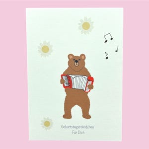 Geburtstagskarte Bär – Grußkarte | Postkarte mit Akkordeon & Blumen – Handgezeichnet und humorvoll – Kraftpapier und matt