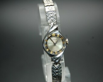 Vintage Classic Minimalist Gold Quartz Watch From Bulova  display picture 2