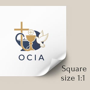 Puede incluir: Una pegatina cuadrada blanca con un logotipo que presenta una cruz dorada, un c&aacute;liz y una paloma, con el texto "OCIA" en azul marino. La pegatina tiene una esquina curvada, con el texto "Square size 1:1" en negro.