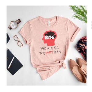 Könnte beinhalten: Ein Set aus drei Keramikbechern mit gesprenkelter, matter Oberfläche. Die Becher sind in Creme-, Hellgrau- und Dunkelgrautönen gehalten. Jeder Becher hat ein schlichtes, minimalistisches Design und einen abgerundeten Henkel.