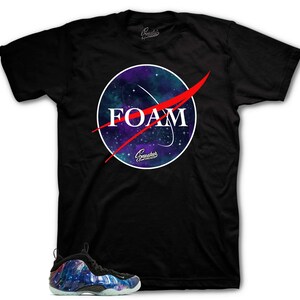 Könnte beinhalten: Schwarzes T-Shirt mit einem Galaxie-Druck und dem Wort "FOAM" in einem roten Kreis. Ein Paar schwarze, lila und blaue Sneaker mit einem Galaxie-Druck sind ebenfalls abgebildet.