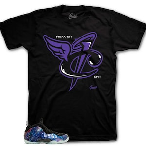 Könnte beinhalten: Schwarzes T-Shirt mit einem lila und weißen Grafikdruck eines Flügels und eines Schwertes mit dem Text "HEAVEN" und "ENT". Ein Paar lila, schwarze und blaue Sneaker mit einem Galaxie-Druck.