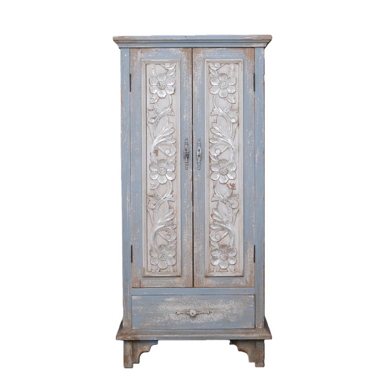 Op de afbeelding: Een lichtblauwe houten kast met gesneden bloemmotieven op de deuren. De kast heeft een enkele lade en decoratieve handgrepen. De kast is een opbergmeubel, geschikt voor een slaapkamer of woonkamer. Afmetingen in centimeters.