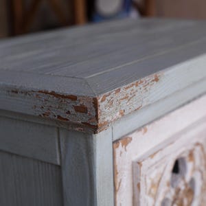 Narrow French Country Tall Cabinet with Carved Doors – Slim Distressed Storage Armoire afbeelding 3