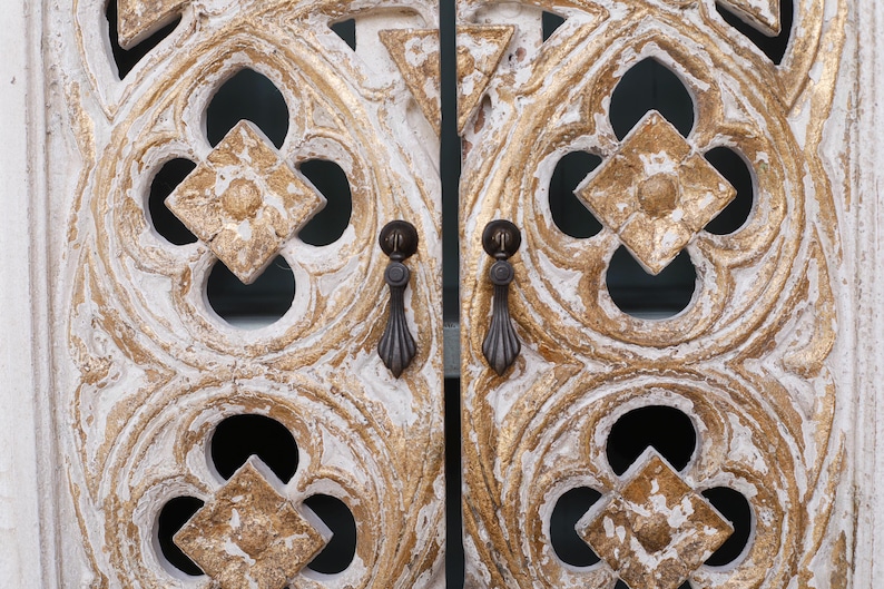 Narrow French Country Tall Cabinet with Carved Doors – Slim Distressed Storage Armoire afbeelding 5