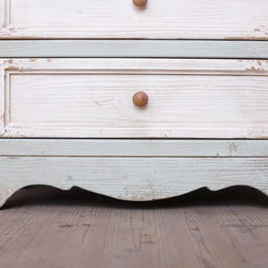 Narrow French Country Tall Cabinet with Carved Doors – Slim Distressed Storage Armoire afbeelding 10