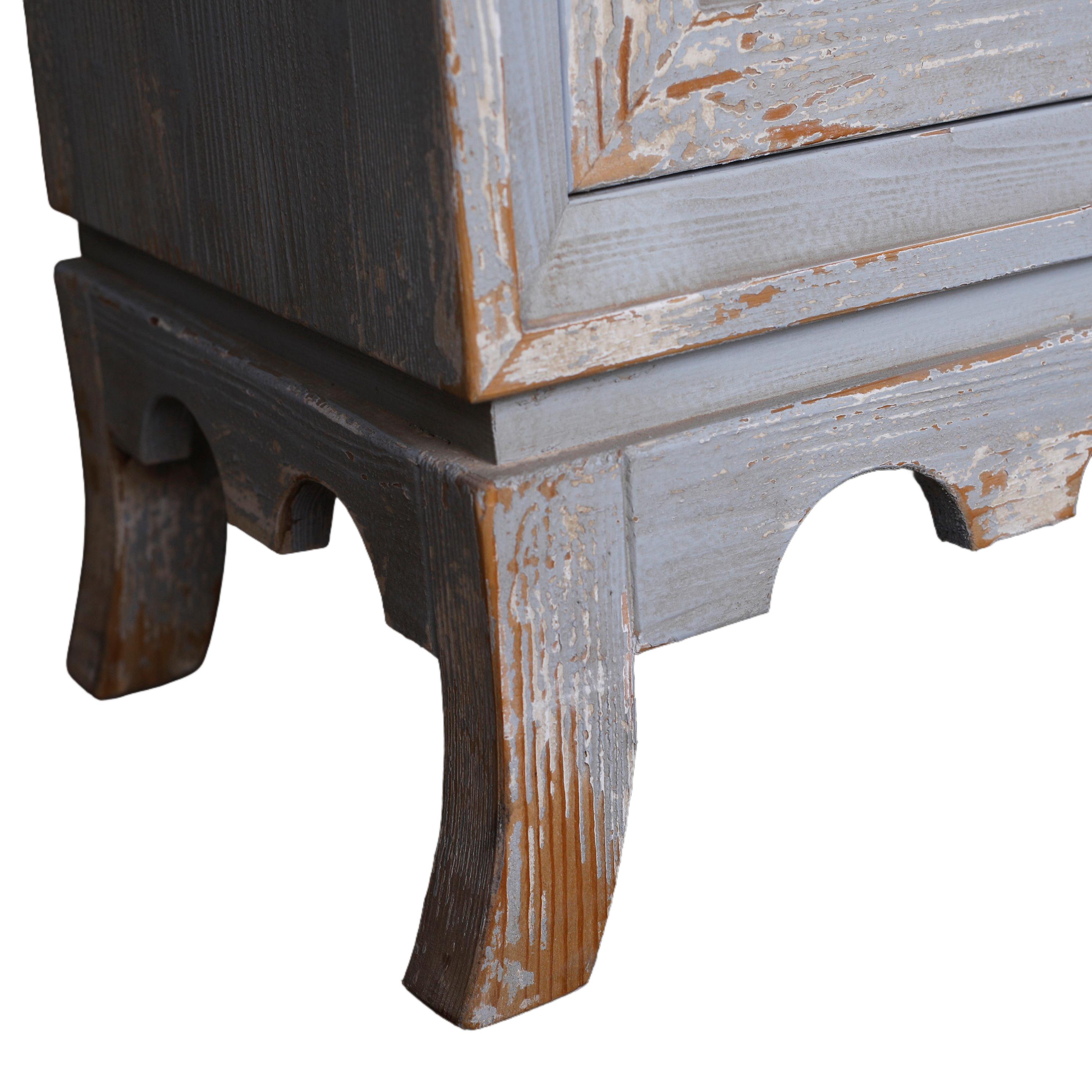 ヴィンテージスタイルの木製キャビネット：アンティーク調の