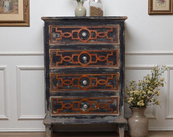 Vintage Distressed 4-lådig byrå: Rustikt lantligt geometriskt skåp