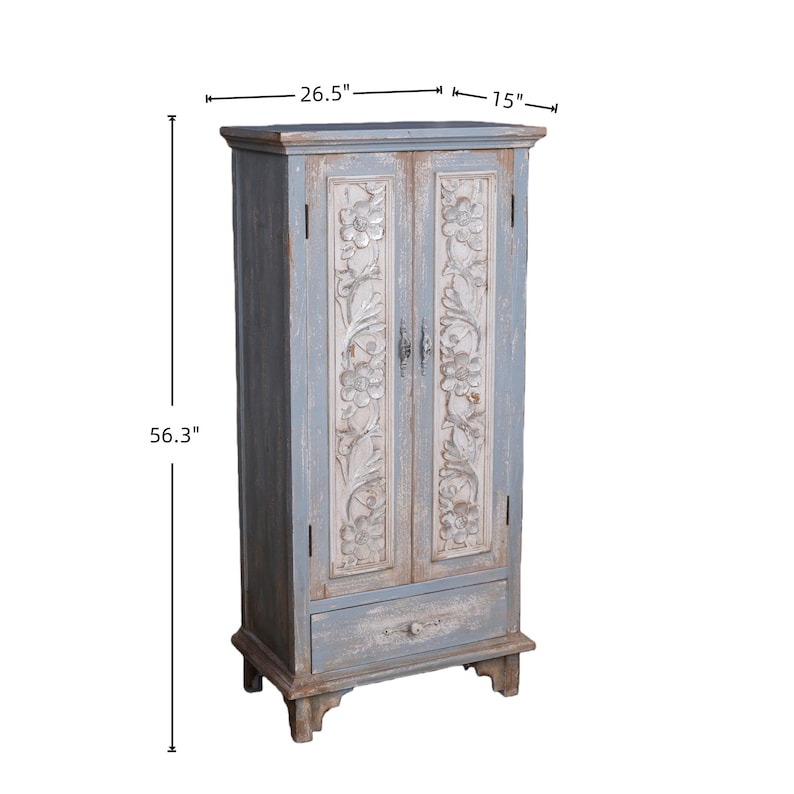 Op de afbeelding: Een blauwe houten kast met gebeeldhouwde bloemendetails op de deuren. De kast is 143 cm hoog, 67 cm breed en 38 cm diep. Het heeft een lade aan de onderkant en een decoratief bovenblad.