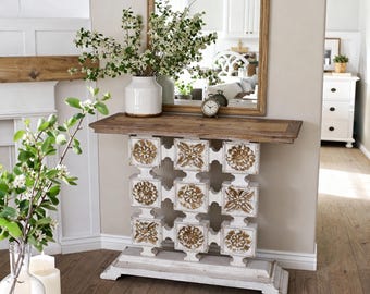 Table console country française : accent floral sculpté blanc vieilli