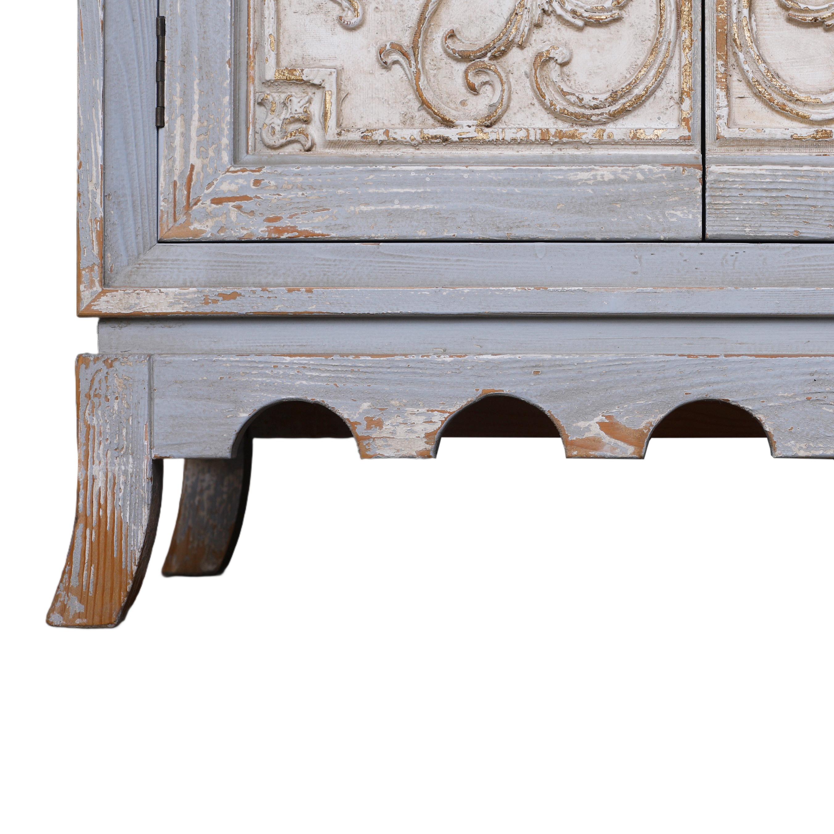 ヴィンテージスタイルの木製キャビネット：アンティーク調の