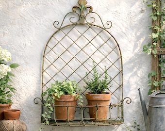 Cesta de pared de hierro vintage con parte trasera enrejada