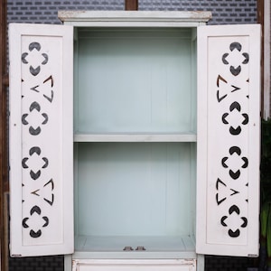 Narrow French Country Tall Cabinet with Carved Doors – Slim Distressed Storage Armoire afbeelding 6