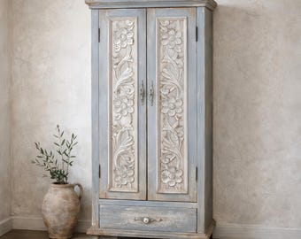 Französischer Landhaus Hochschrank mit Geschnitzten Türen