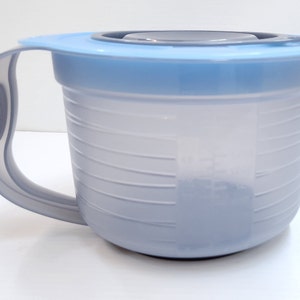 Vintage Tupperware Mix n Sotre 8 cup Measuring Mixing Batter Bowl 5665 5665A-1