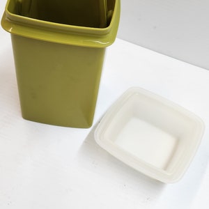 Vintage 1970&#39;s Tupperware Pickle keeper Avocado Green 1330-1