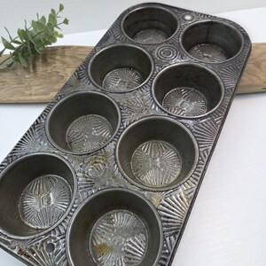 Vintage EKCO Ovenex starburst muffin tin, a classic piece of mid-century American Bakeware from the 1940s