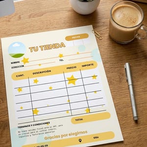 Könnte beinhalten: Eine gedruckte Rechnung mit dem Text "TU TIENDA" in hellgelbem und weißem Design. Die Rechnung enthält Felder für Name, Adresse, Beschreibung, Preis und Gesamtbetrag. Ein Stift, eine Tasse Kaffee und eine Sukkulente befinden sich auf dem Holztisch.