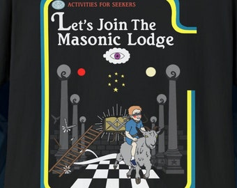 Puede incluir: Una ilustración en blanco y negro de una persona montando una cabra en una habitación con un suelo de ajedrez. La habitación tiene una escalera, un libro y un símbolo de un ojo en una nube. El texto en la imagen dice "Let's Join The Masonic Lodge".
