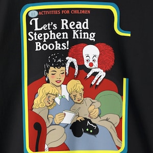 Könnte beinhalten: Ein parodischer Buchumschlag mit rotem, gelbem und blauem Rand. Der Umschlag zeigt eine Frau, die zwei Kindern auf einem roten Sofa vorliest. Ein Clown mit roten Haaren und weißem Gesicht schaut über das Sofa. Der Text auf dem Umschlag lautet "Let's Read Stephen King Books!" und "Aktivitäten für Kinder".