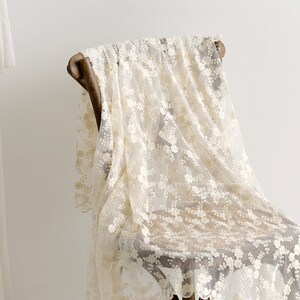 Ivoorkleurige kantstof, geborduurde tule kantstof met retro bloemen, mesh kantstof, chique bruidskantstof, per halve meter afbeelding 8