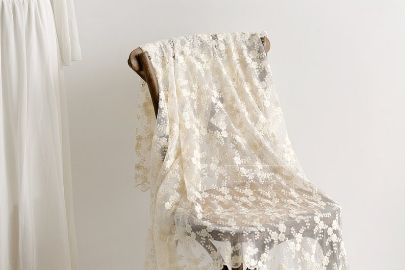 Ivoorkleurige kantstof, geborduurde tule kantstof met retro bloemen, mesh kantstof, chique bruidskantstof, per halve meter afbeelding 8