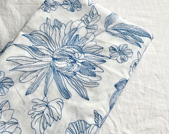 Tissu de coton floral bleu et blanc, tissu brodé, tissu de coton fleuri, tissu matelassé, tissu design, tissu doux, au demi-mètre