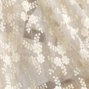 Ivoorkleurige kantstof, geborduurde tule kantstof met retro bloemen, mesh kantstof, chique bruidskantstof, per halve meter afbeelding 1