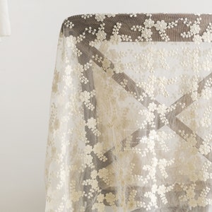 Ivoorkleurige kantstof, geborduurde tule kantstof met retro bloemen, mesh kantstof, chique bruidskantstof, per halve meter afbeelding 7