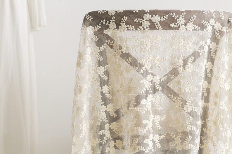 Ivoorkleurige kantstof, geborduurde tule kantstof met retro bloemen, mesh kantstof, chique bruidskantstof, per halve meter afbeelding 7
