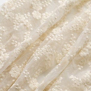 Ivoorkleurige kantstof, geborduurde tule kantstof met retro bloemen, mesh kantstof, chique bruidskantstof, per halve meter afbeelding 3