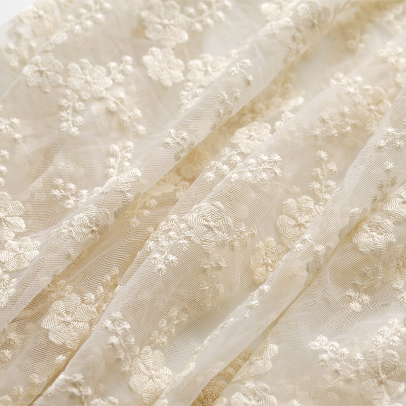 Ivoorkleurige kantstof, geborduurde tule kantstof met retro bloemen, mesh kantstof, chique bruidskantstof, per halve meter afbeelding 3