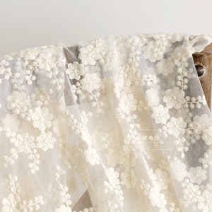 Ivoorkleurige kantstof, geborduurde tule kantstof met retro bloemen, mesh kantstof, chique bruidskantstof, per halve meter afbeelding 6