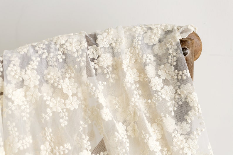 Ivoorkleurige kantstof, geborduurde tule kantstof met retro bloemen, mesh kantstof, chique bruidskantstof, per halve meter afbeelding 6